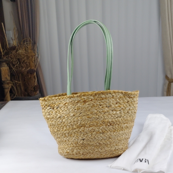 Zara Straw Tote Handbag. - Picture 2 of 13